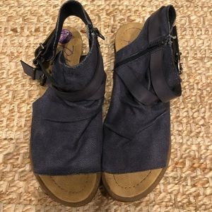Navy blowfish sandals